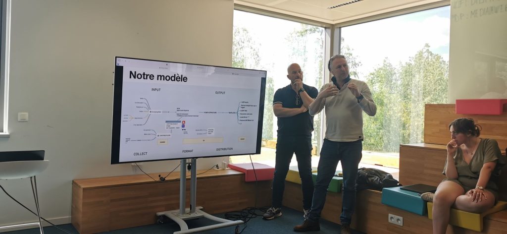 Tanguy Pay présente la plateforme "toutici" lors des keynotes de l'hackaton "Medias,IA et Web3", en compagnie d'Olivier Roland et Loïc De Boisvilliers. 