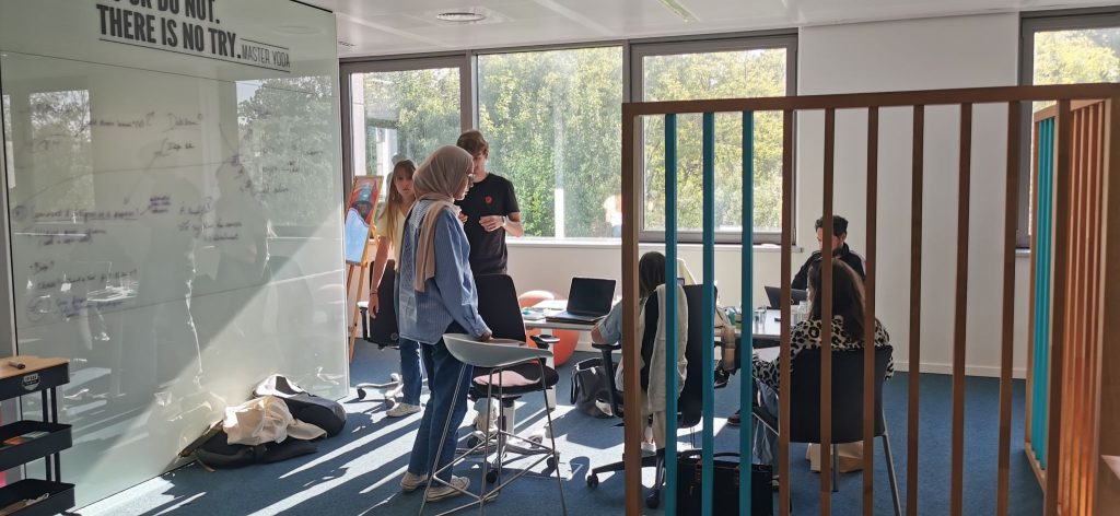 Groupe de travail lors de l'Hackaton "Médias, IA et Web3" à l'Axis Park en mai 2025. 